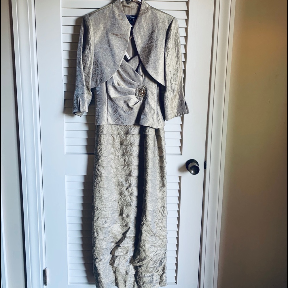 Jessica Howard champagne formal dress.